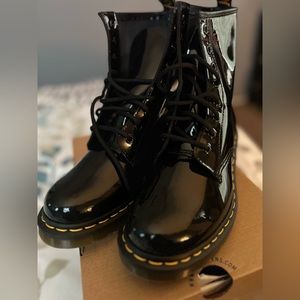 1460 WOMEN'S PATENT LEATHER LACE UP BOOTS size 9